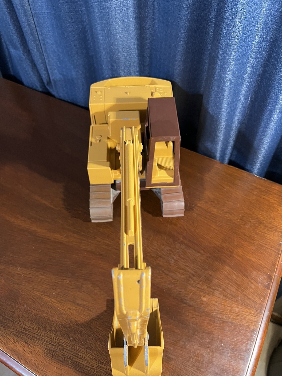 1988 Ertl J.I.Case Model 688 Toy Excavator, 1/16 Scale, Construction