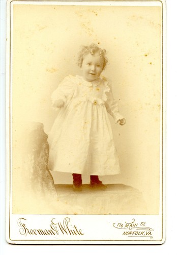 Süßes lockiges haariges Mädchen-Freeman & weiß-Norfolk-VA-Vintage Schrankfoto