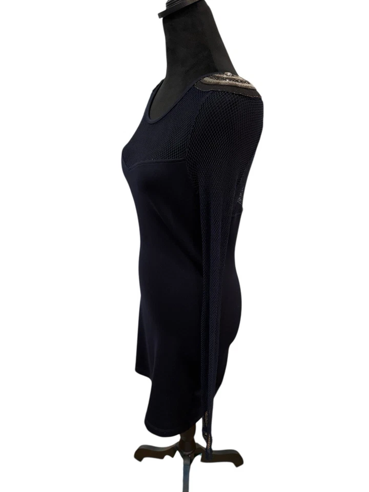 Charlotte Russe 海军蓝迷你连衣裙,网眼袖和铆钉肩部细节 — 第 3/4 张图片