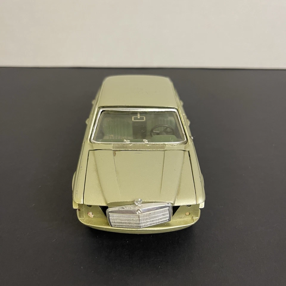 Coche diecast vintage GAMA Mercedes-Benz 450 SE 1:24 Alemania piezas rotas doradas Foto 2 de 4