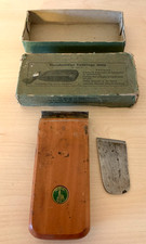 Ulmia Nr. 638 Vierschneidige Ziehklinge im Halter  in Originalverpackung - Antik