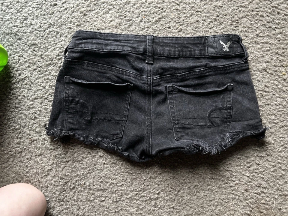 Pantalones cortos negros para mujer American Eagle Outfitters súper bajos talla 4 Foto 2 de 4