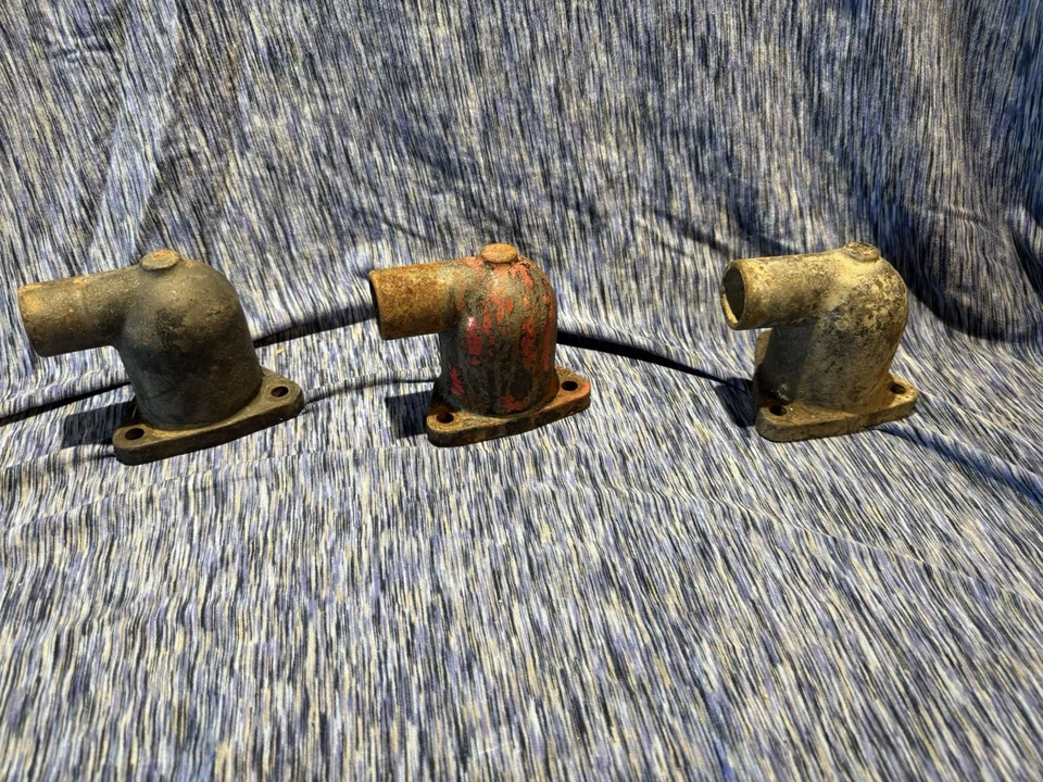 Lote de tres carcasas de termostato Willys Jeep, L-134 Foto 3 de 4