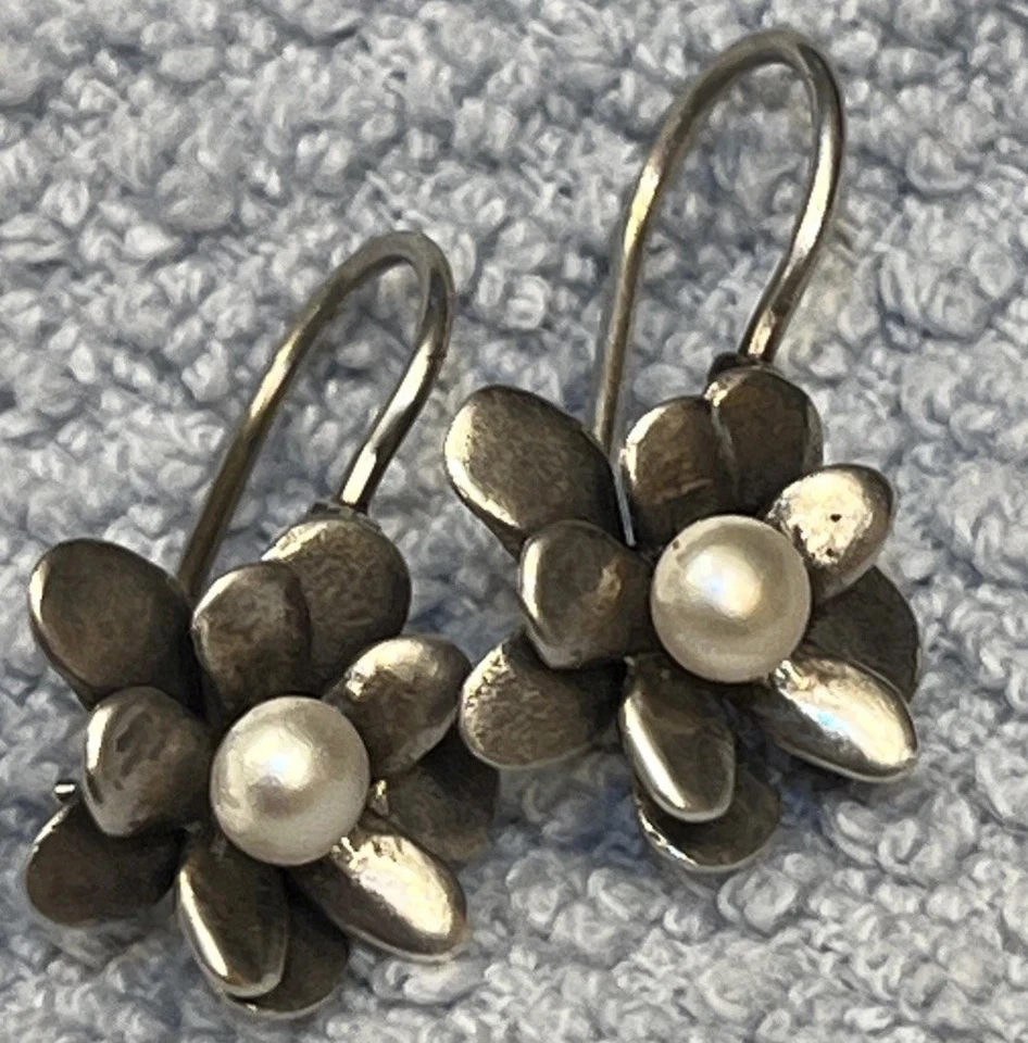 Pendiente de flor Silpada "Love Bloom" de colección con perla de agua dulce con alambre francés. Foto 3 de 4