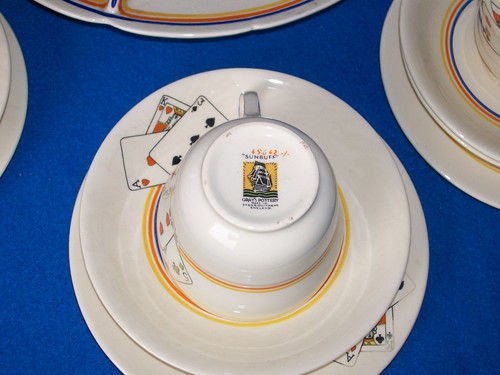 GRAYS POTTERY CUPS & SAUCERS, PLATES & SERVING DISH SUNBUFF PLAYING CARDS ARTDEC - Picture 7 of 15