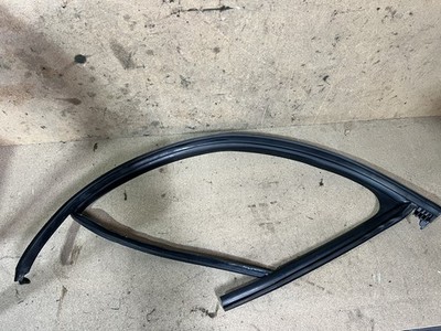 AUDI Q2 FENSTERFÜHRUNGSGUMMI VORNE LINKS BEIFAHRERTÜR 81A837439B ORIGINAL