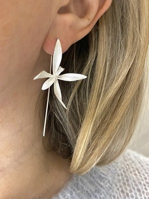Ohrringe Blume versilbert Matt Effekt. Eleganter und moderner Damenschmuck
