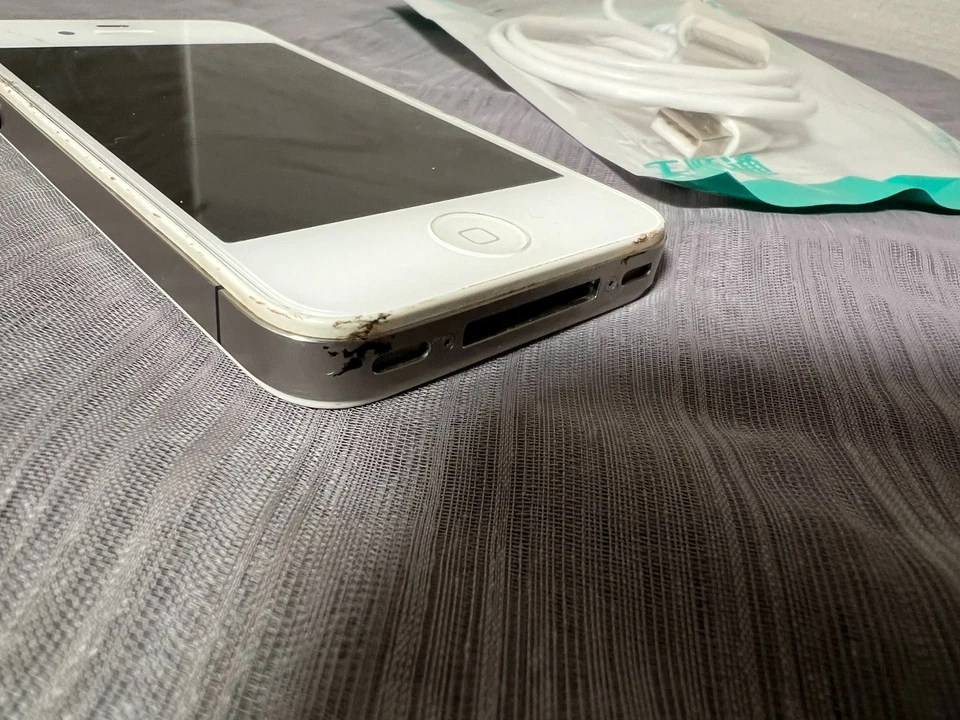 Apple iPhone 4s - 8 GB - White (Sprint) - Image 2 of 4