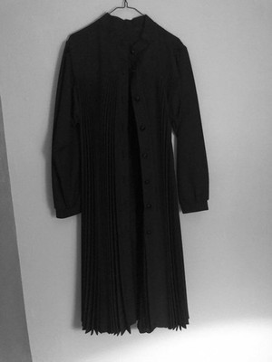 VINTAGE DESIGNER LOOK BLACK PLEATED DRESS (TAG IS GONE)  SEE MEASUREMENTS