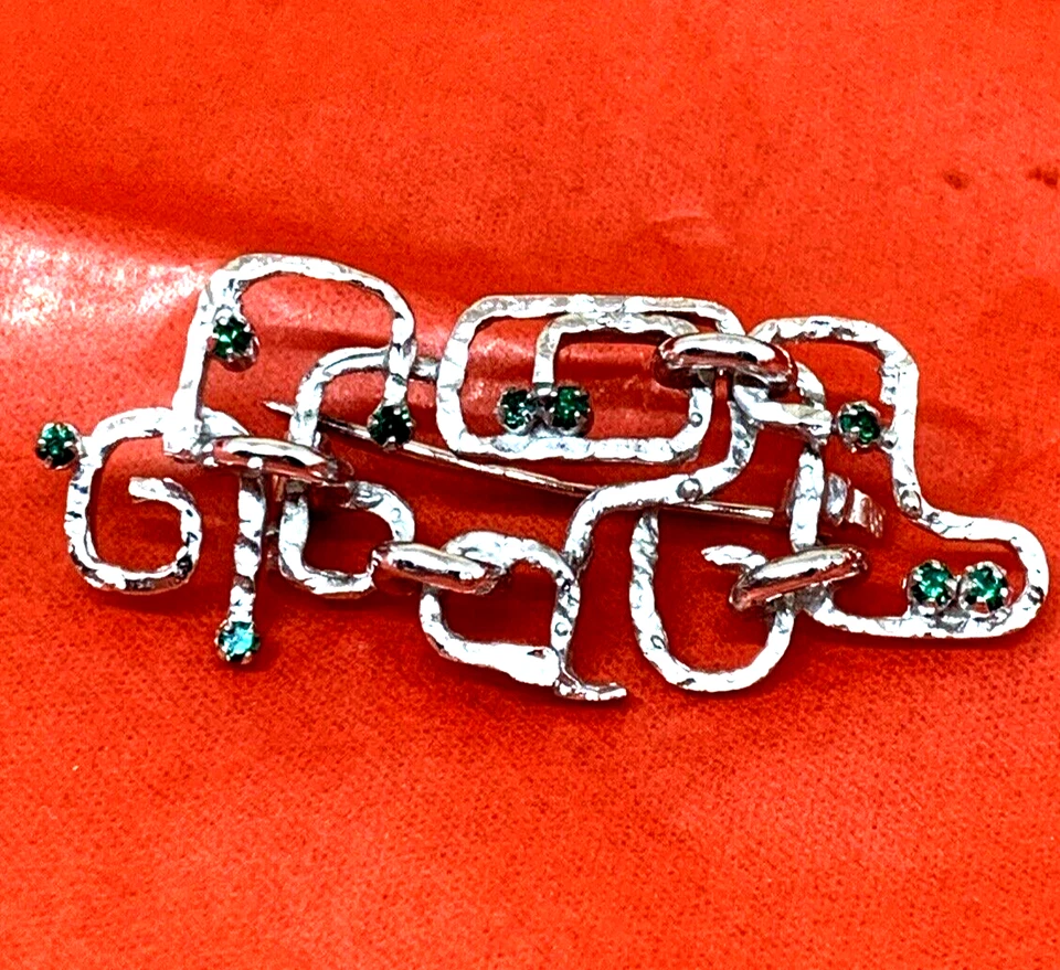 SPILLA IN ARGENTO 800 MODERNISTA, ANNI 70 MARTELLATA E LUCIDA CON 9 PIETRE VERDI - Immagine 3 di 4