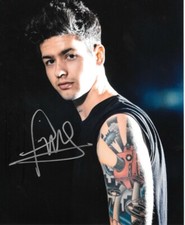 * TRAVIS MILLS * signed 8x10 photo * GIRLFRIENDS * T-MILLS * 5