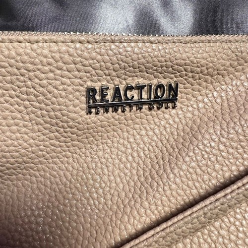 Mini Bolso Bandolera Kenneth Cole Reaction Tachonado Bronceado Guijarro Festival Vegano - Imagen 2 de 8
