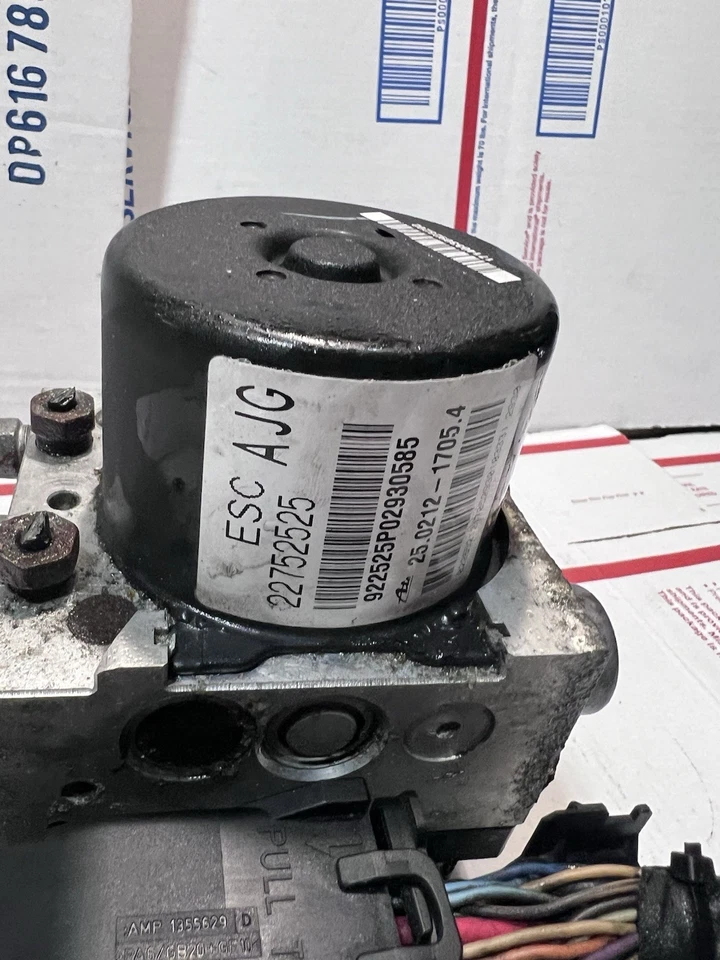 Conjunto de bomba módulo de control de freno antibloqueo ABS 2011-2016 Cadillac SRX 22752525 Foto 2 de 4