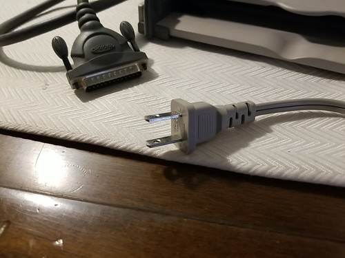 Hewlett Packard DeskJet 812C, Parallel & USB - Powers On, Needs Ink - Picture 10 of 12