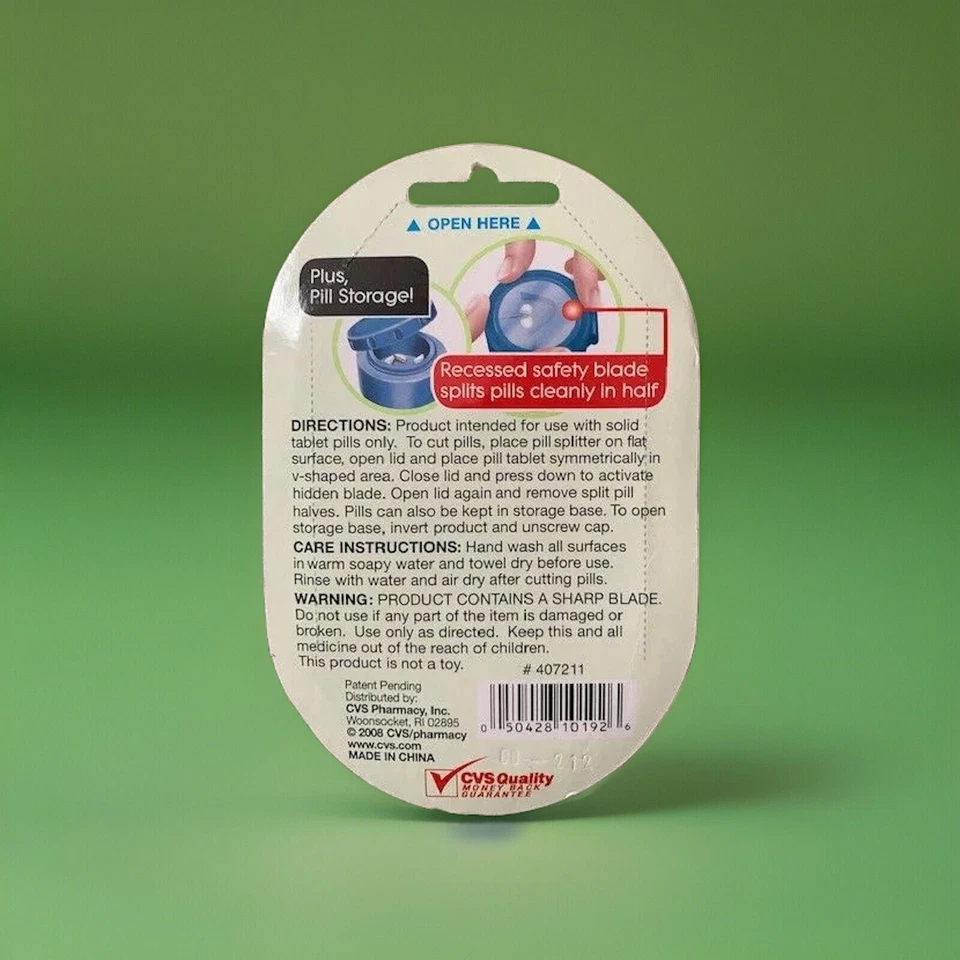 Dos (2) divisores de píldoras de farmacia CVS con cuchilla de seguridad empotrada y almacenamiento de píldoras Foto 2 de 2