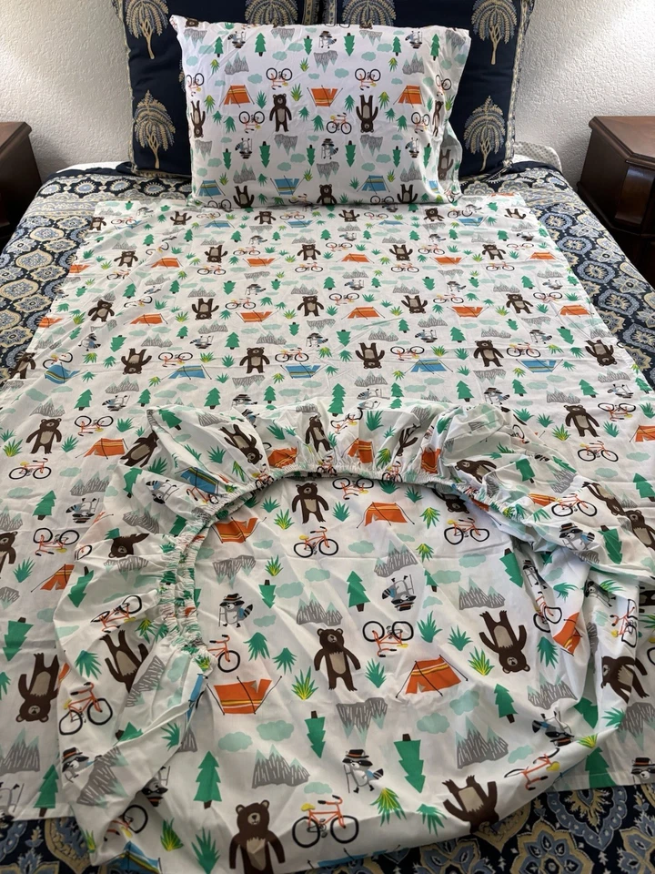 Juego de sábanas para cuna Carter's de tres piezas planas ~ ajustadas ~ funda de almohada oso mapache bicicleta Foto 2 de 4