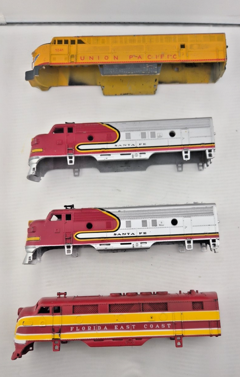 Ho Train Shell VTG Lot of 4 HO Scale boxcar Train Car Shells Only very nice conditon ...