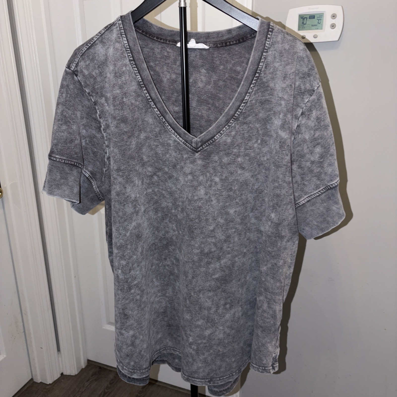 Jane & Delancey Heavy Cotton/Poly V-Neck Top Size 1X Distressed Boyfriend T Edgy