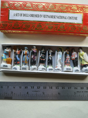 Schachtel mit 10 Mini Porzellan Puppen in vietnamesischer Nationaltracht. Je 4cm.