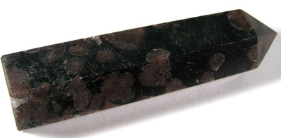 Granat im Pyroxenturm / Obelisk 8,6 x 2,4 cm 103 g