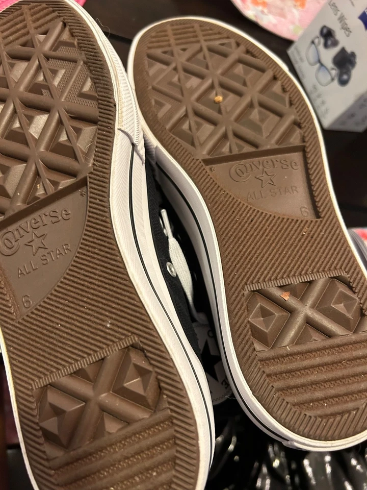 CONVERSE HIGH TOP BLACK AND WHITE SNEAKERS IN SZ 8 - Image 4 of 4