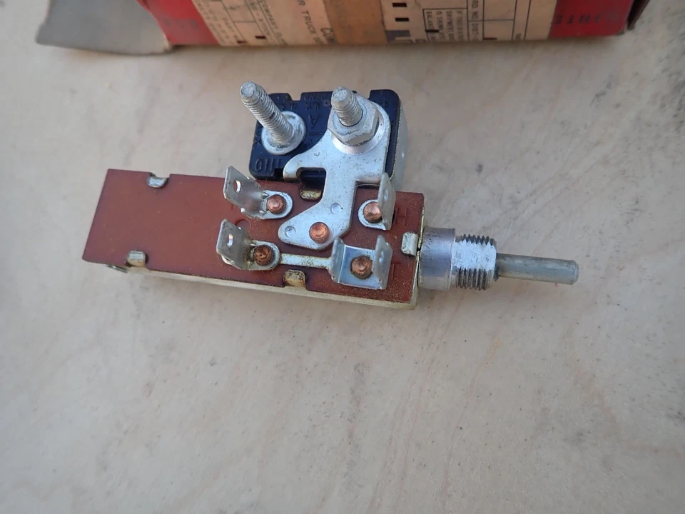 Interruptor de faros International Scout IH 242318R91 NUEVO 1961-1971 nuevo stock antiguo Foto 2 de 3