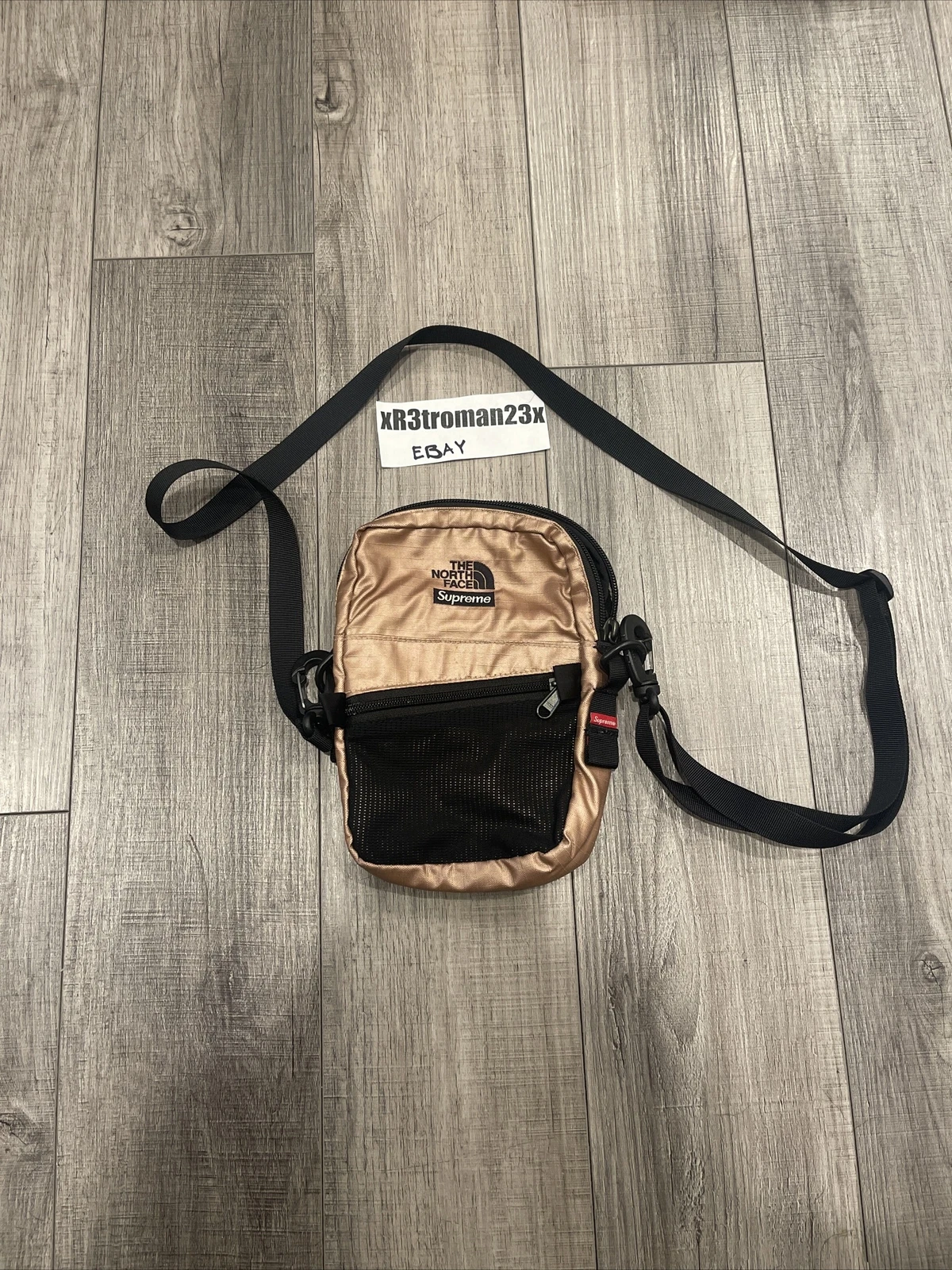 Sac bandoulière métallique Supreme The North Face or rose S/S 18