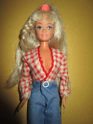 B284) ALTE BLONDE VINTAGE LUCKY DOLL 1980 VINTAGE OVERALL+ALTE HOHE ROTE SCHUHE