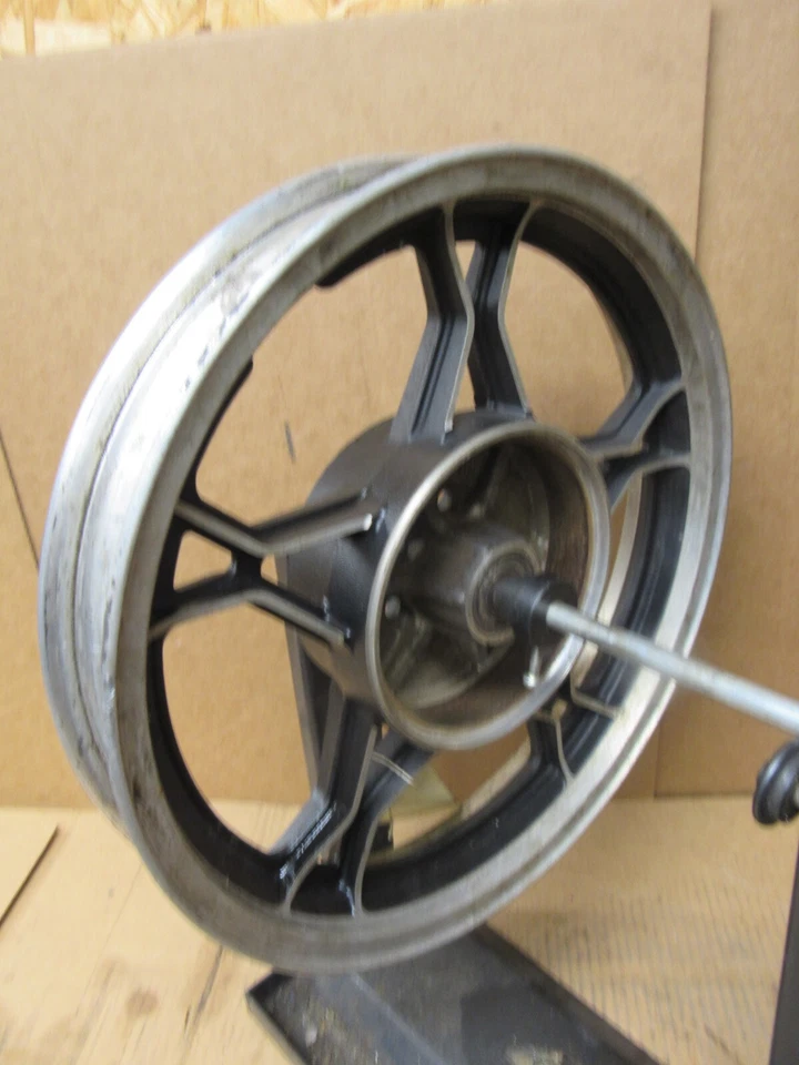 Rueda trasera Suzuki GS450L 1982 64150-44000-12V Foto 2 de 4