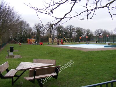Foto 6x4 Planschbecken & Kinderspielplatz New Malden bei Sir Joseph Hood c2011