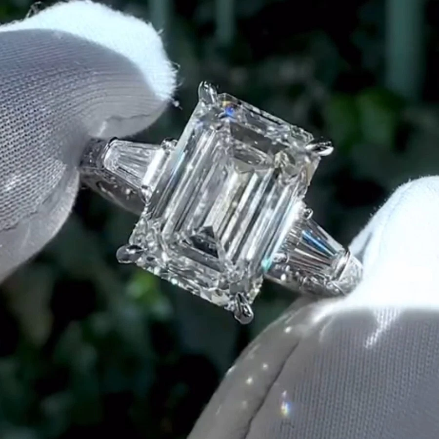 Помолвочное кольцо из муассанита с тремя камнями изумрудной огранки 4,56 карата с покрытием из белого золота 14 карат - Изображение 4 из 4