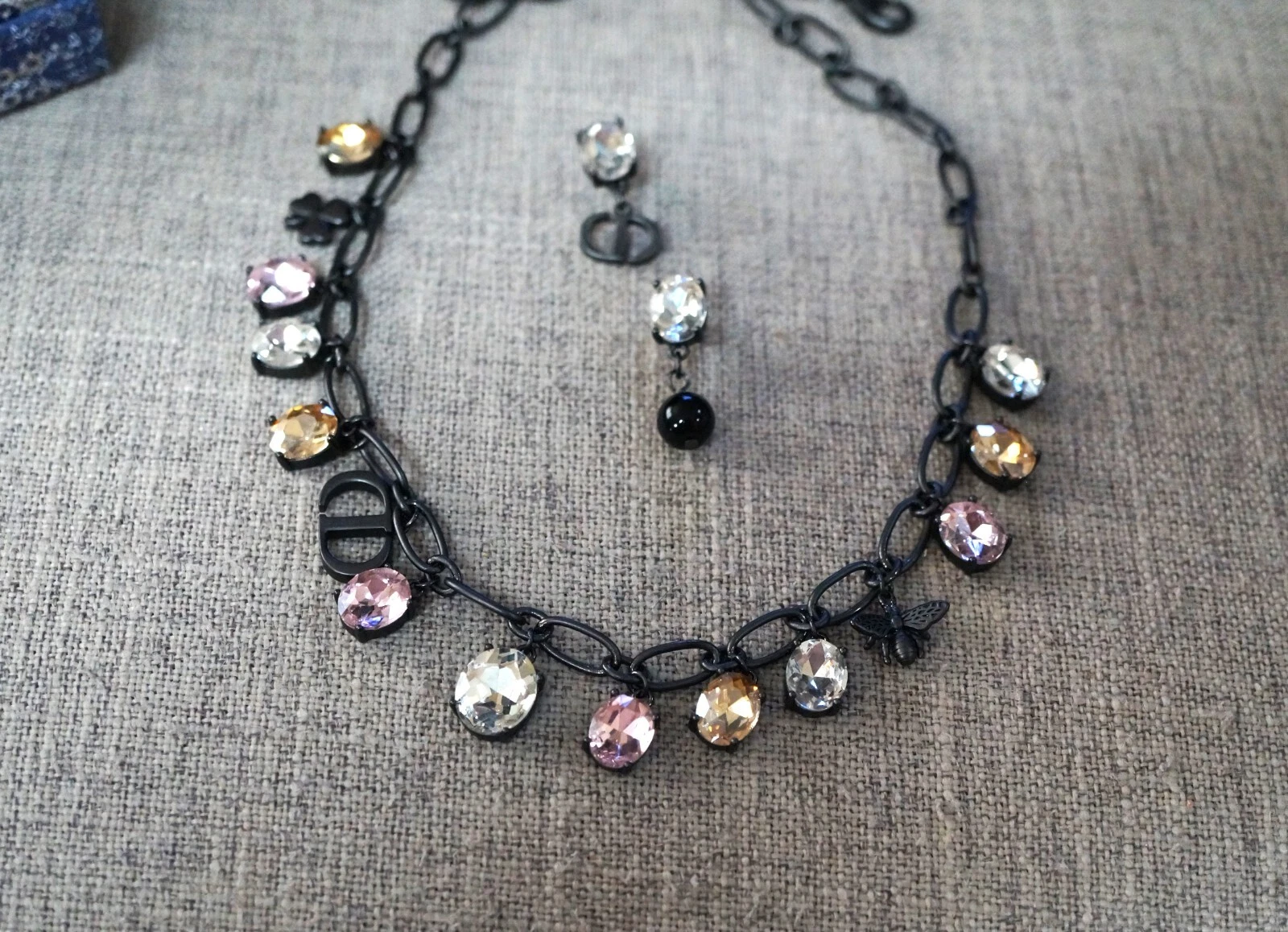 Collier et boucles d'oreilles mode Dior rose jaune cristal blanc