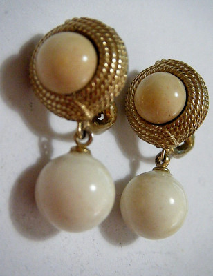 Vintage 60s Ciner Designer Ivory Color Art Glass Drops Gold Clip On Earrings