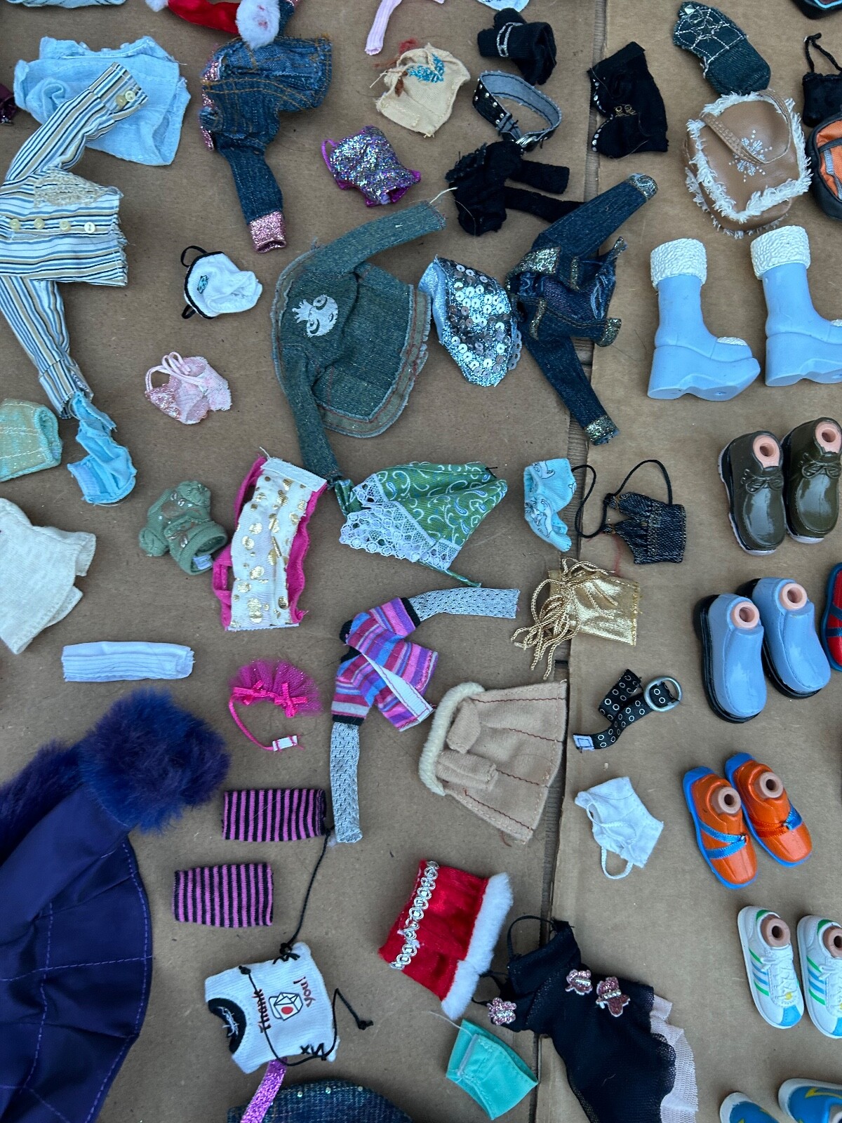HUGE Lot of 36 Bratz Dolls+Clothes Shoes and LOTS of Accessories TOTAL 500+ (T6)