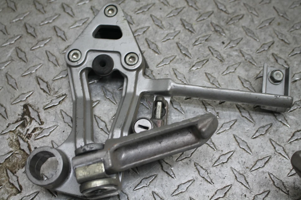 87 88 89 90 KAWASAKI ZX750 ZX 750 F PASAJERO TRASERO JUEGO ESTRIBERAS IZQUIERDA DERECHA Foto 3 de 4