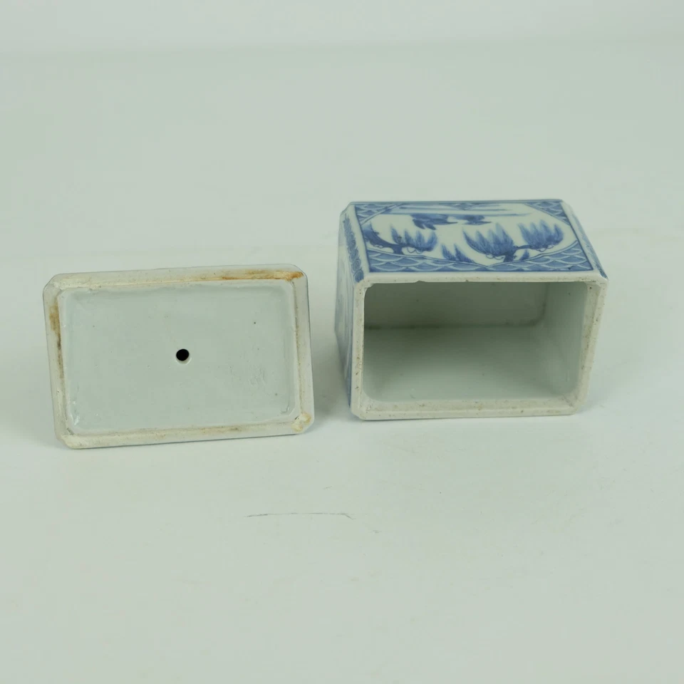Caixa de chá de porcelana japonesa azul e branca formato quadrado com patos e garças 19C - Imagem 3 de 4