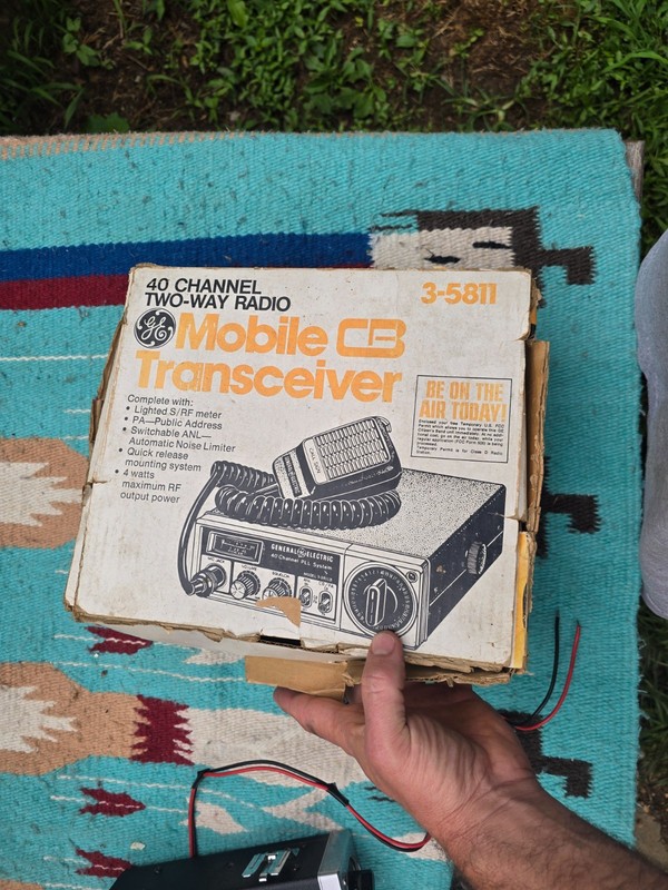 VINTAGE GE 3-5811 TWO-WAY 40 CHANNEL MOBILE CB RADIO TRANSCEIVER W/ MIC AND BOX