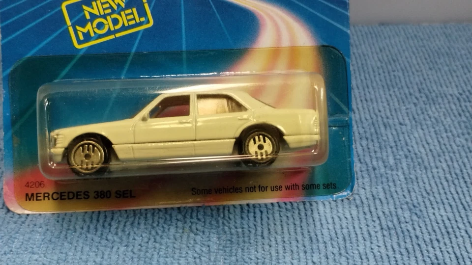 HOT WHEELS Vintage Speed Fleet New Model Mercedes 380 SEL W/Dog Unpunched Card! - Image 2 of 4