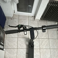 E-Scooter schwarz mit Scheibenbremse, Display am Lenker, Elektro-Scooter