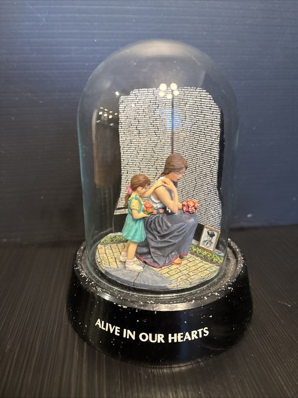 Franklin Mint Alive In Our Hearts Vietnam Memorial Wall Statue Hand Painted LE