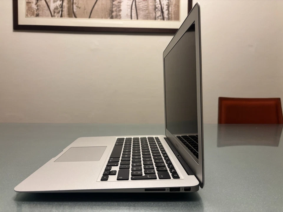 Apple MacBook Air 13,3" (Intel Core i5, 1.60GHz, 4GB RAM, 128GB SSD) Notebook - - Immagine 4 di 4
