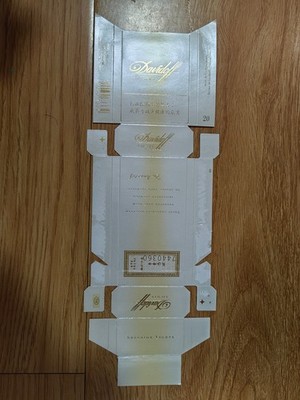 opened empty cigarette hard pack--84 mm-Taiwan-Davidoff
