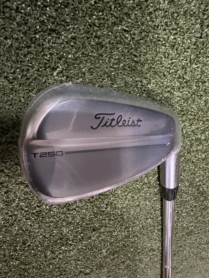 Cuña Titleist T250 2025 48* AMT plateada rígida  Foto 4 de 4