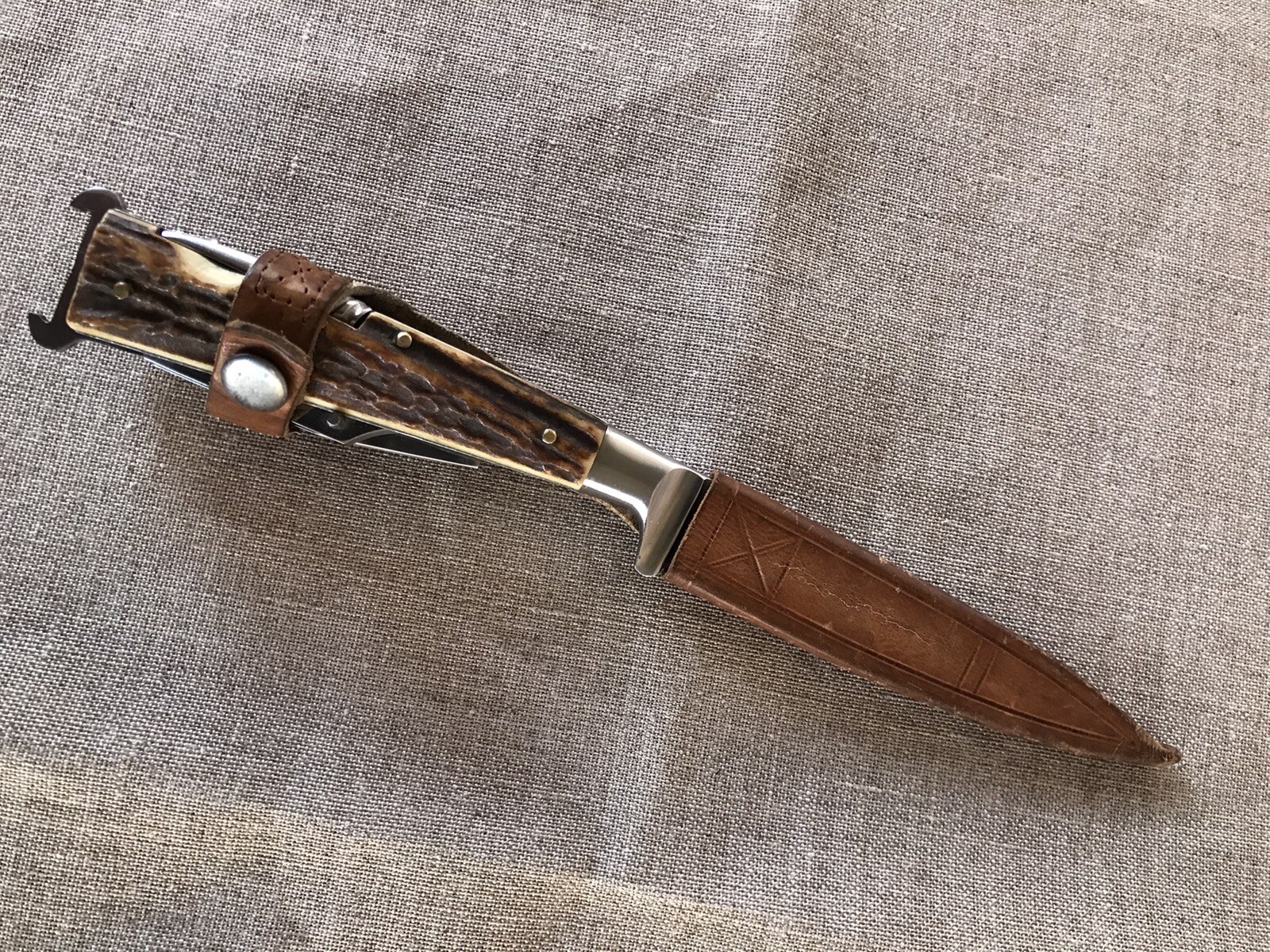 Vintage Gamekeepers Knife with fantastic Stag scales Fixed Blade