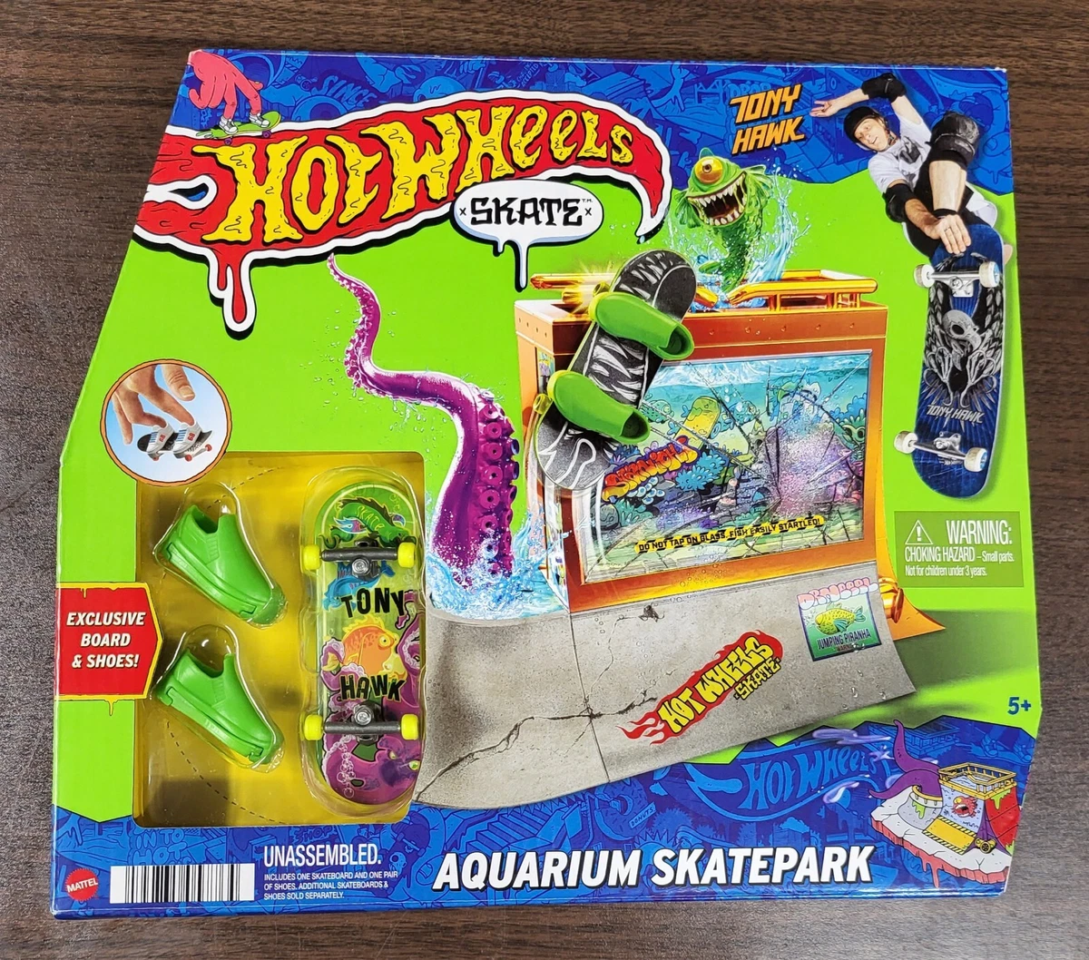 Hot Wheels Skate Aquarium Skatepark Playset with Tony Hawk Fingerboard and  Pair of Removable Skate Shoes