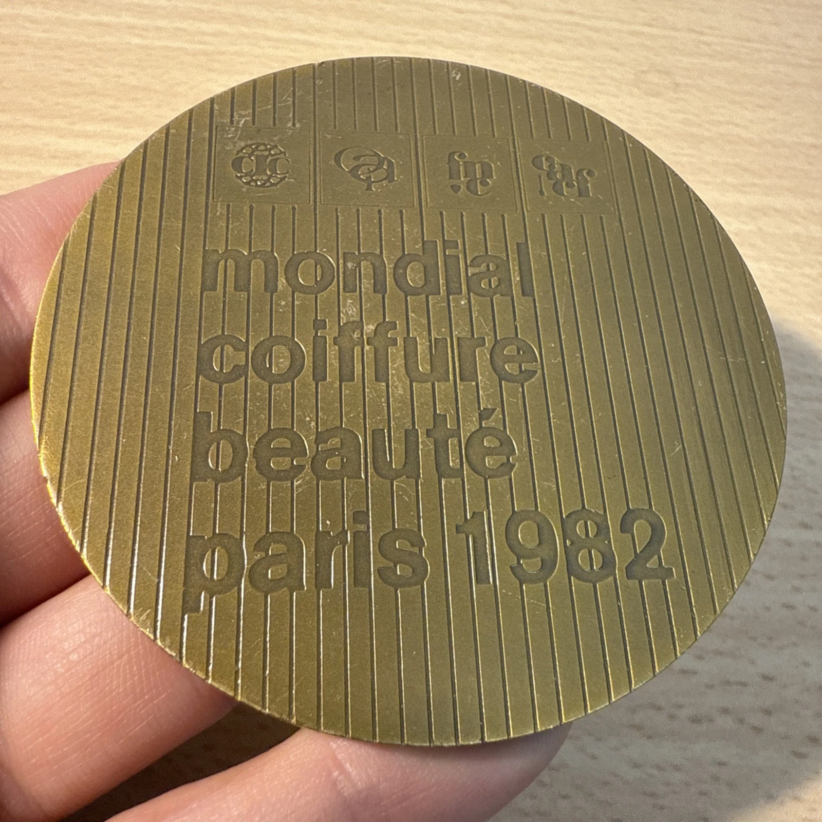 Médaille Mondial Coiffure Beauté Paris 1982 En Bronze
