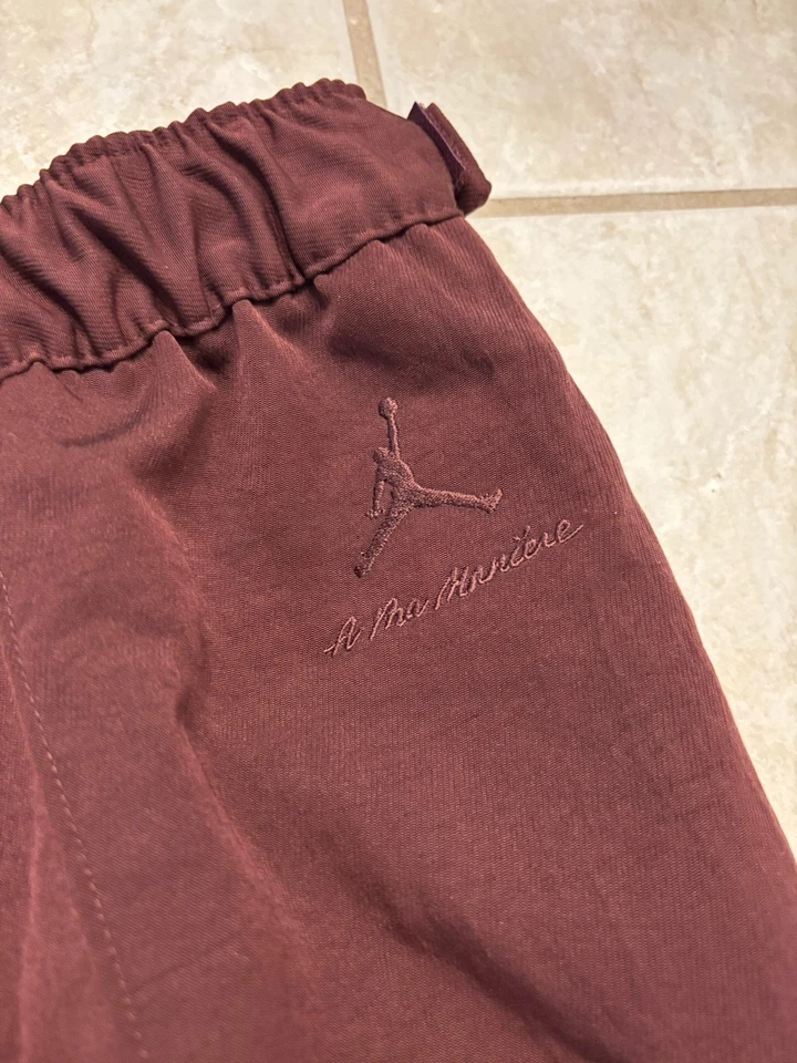 Jordan x A Ma Maniere Air Jordan Plisado Rojo Pantalones Pantalones Plisados Hombres Talla Grande Foto 2 de 4
