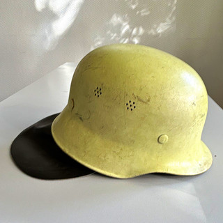 Feuerwehrhelm/Stahlhelm beige mit Leder Innenfutter und Kinnriemen