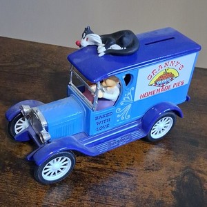 Ertl Collectibles 1:25 1923 Chevrolet Van Coin Bank Looney Tunes Tweety #4071