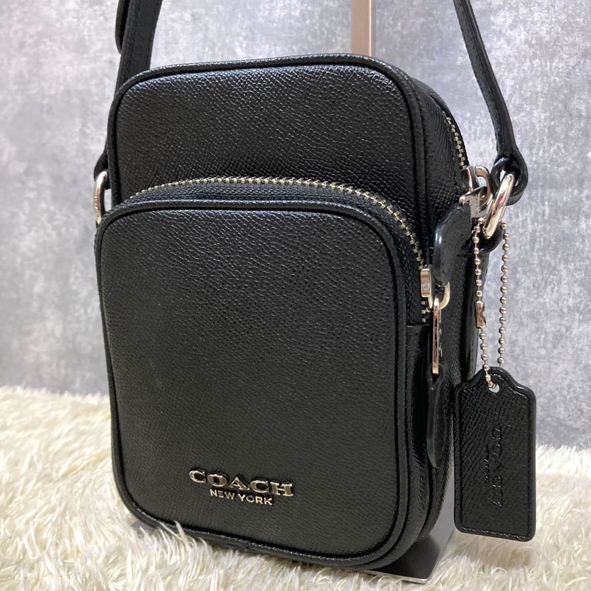 Coach Leather Black Shoulder Bag for Men - Camera Style Sacoche in Excellent Condition